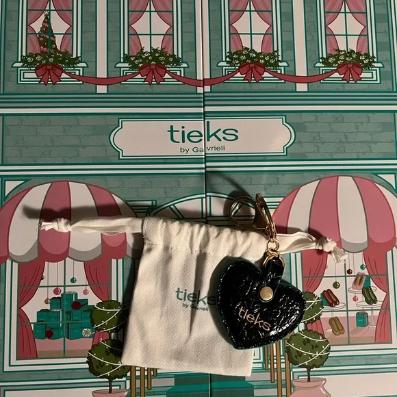 Tieks Obsidian Black Heart Keychain from advent calendar day 1 - Picture 5 of 5